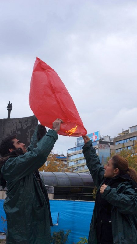 Oturma eylemine 'virgül' koyan öğretmenler, Bakanlık bahçesinde balon uçurdu