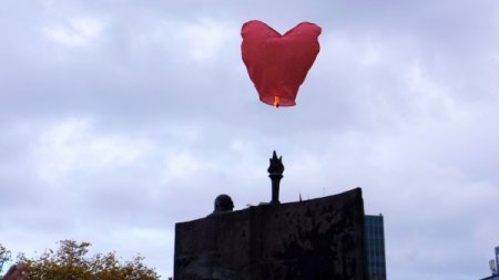 Oturma eylemine 'virgül' koyan öğretmenler, Bakanlık bahçesinde balon uçurdu