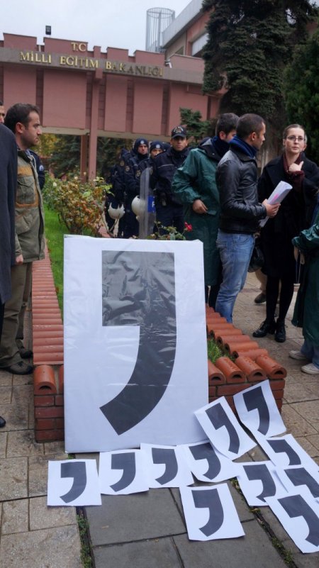 Oturma eylemine 'virgül' koyan öğretmenler, Bakanlık bahçesinde balon uçurdu