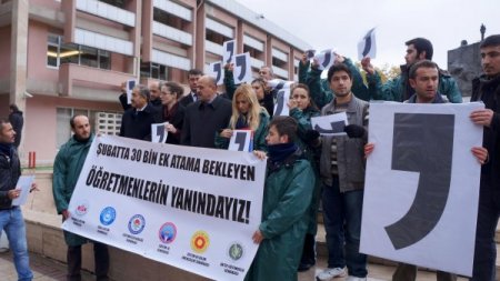 Oturma eylemine 'virgül' koyan öğretmenler, Bakanlık bahçesinde balon uçurdu