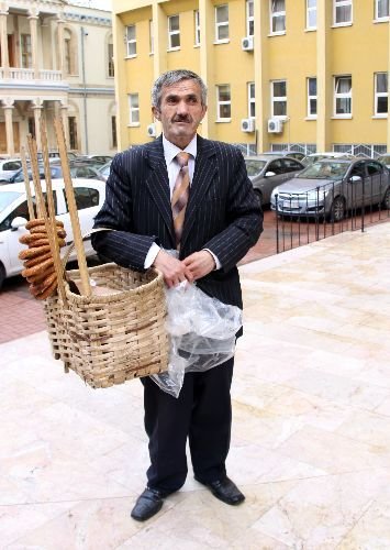 Oy Kullandığı Sandıktan 'sıfır' Çeken Milletvekili Adayı, Simit Satarak 2011 Seçimlerine Hazırlanıyor