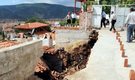 Oy Kullanmaya Gittiler, Evleri Yıkıldı