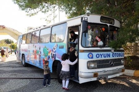 Oyun Otobüsü, Depremzede Çocuklara Hizmet Veriyor