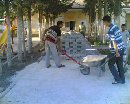 Oyun Parkının Taşlarını Müdür Ve Öğretmenler Döşedi