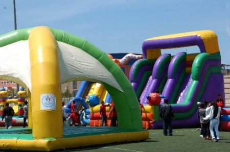 Oyun parkuruna çocuklardan yoğun ilgi