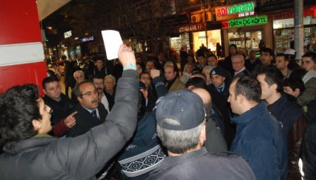 Oyuncak için kampanya başlatan öğrencilere zabıta ve polis müdahalesi