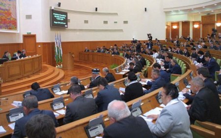 Özbekistan Senatosu Da Anayasa Değişikliğine Onay Verdi