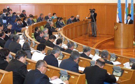 Özbekistan Senatosu Da Anayasa Değişikliğine Onay Verdi