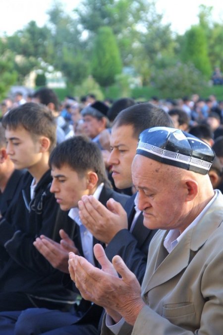 Özbekistan’da Camiler Dolup Taştı