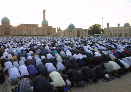 Özbekistan’da Camiler Dolup Taştı