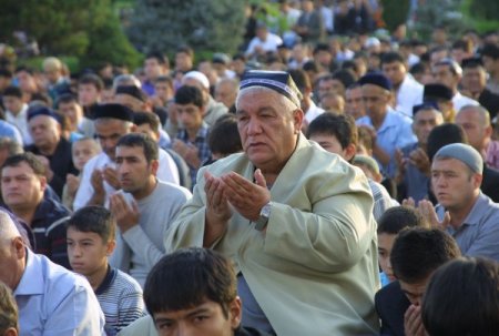 Özbekistan’da Camiler Dolup Taştı