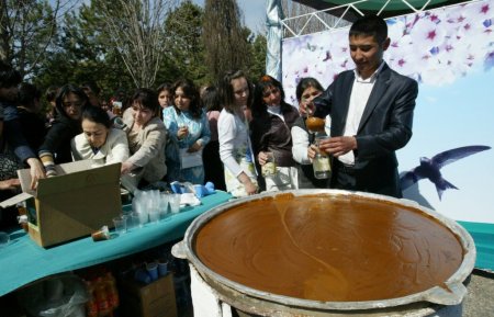 Özbekistan’da kazanlarla Nevruz pilavı ve sömeleği dağıtıldı