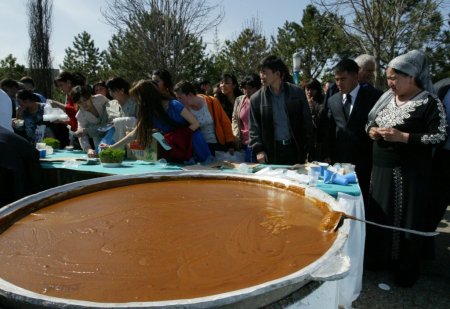Özbekistan’da kazanlarla Nevruz pilavı ve sömeleği dağıtıldı