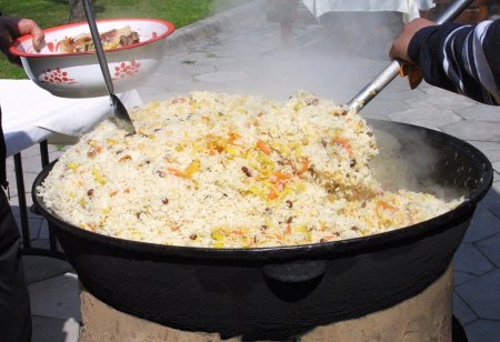 Özbekistan’da kazanlarla Nevruz pilavı ve sömeleği dağıtıldı