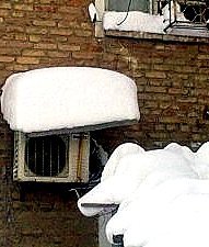 Özbekistan’ın Batısında Etkili Olan Kar Yağışı Hayatı Olumsuz Etkiliyor