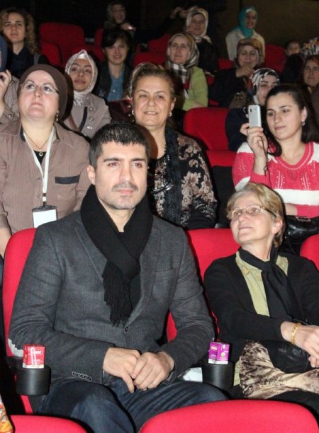 Özcan Deniz, bugüne kadar sinemaya gitmeyen 150 kadınla 'Evim Sensin'i izledi