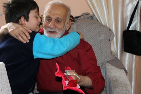 Özel Aba minikleri yaşlıları unutmadı