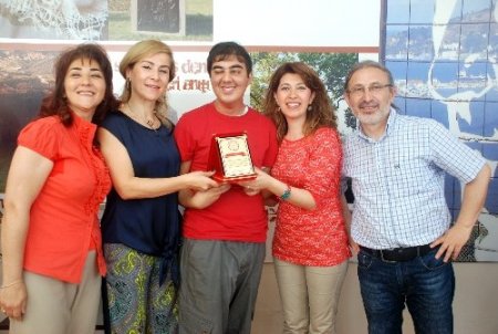 Özel çocuklar plaketle ödüllendirildi