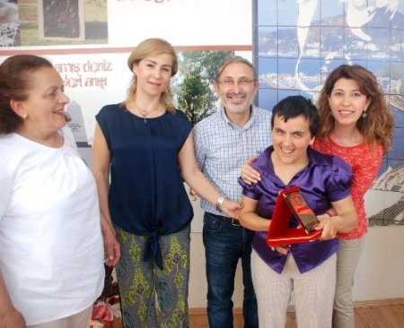 Özel çocuklar plaketle ödüllendirildi