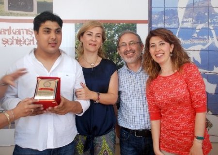 Özel çocuklar plaketle ödüllendirildi