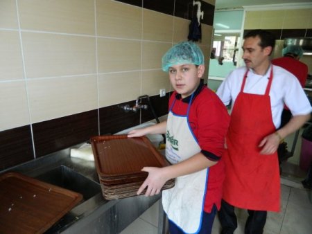 Özel Ergin Koleji öğrencileri yemekhane personeliyle empati yaptı