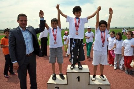 Özel Fırat İlköğretim'in minikleri atletizmde mücadele etti