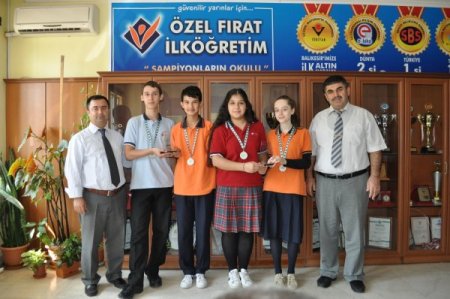 Özel Fırat öğrencileri uluslararası bilişim olimpiyatından madalyayla döndü