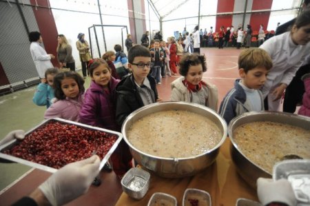 Özel Gökkuşağı Koleji öğrenci ve velilere aşure dağıttı