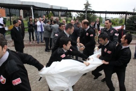 Özel güvenlikçiler, sağlık çalışanlarının çadır kurmasına izin vermedi