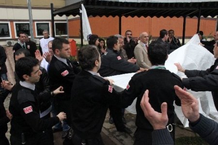 Özel güvenlikçiler, sağlık çalışanlarının çadır kurmasına izin vermedi