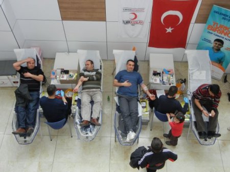 Özel Güzide Hanım öğrenci ve velileri kan bağışında bulundu
