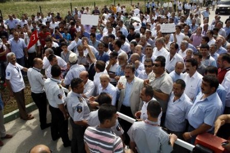 Özel halk otobüsü sahipleri, belediyeye yürüdü