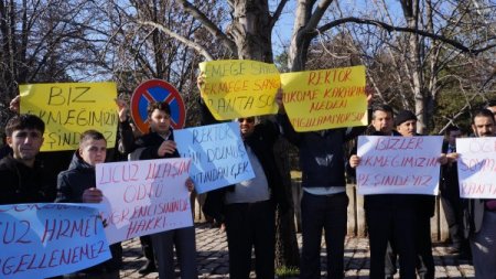 Özel halk otobüsü şoförleri ODTÜ önünde eylem yaptı