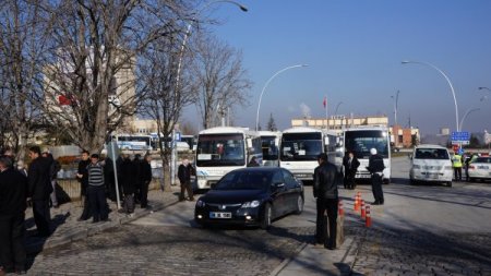 Özel halk otobüsü şoförleri ODTÜ önünde eylem yaptı