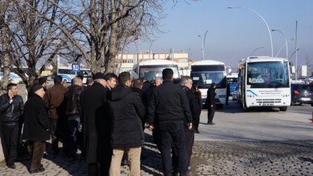 Özel halk otobüsü şoförleri ODTÜ önünde eylem yaptı