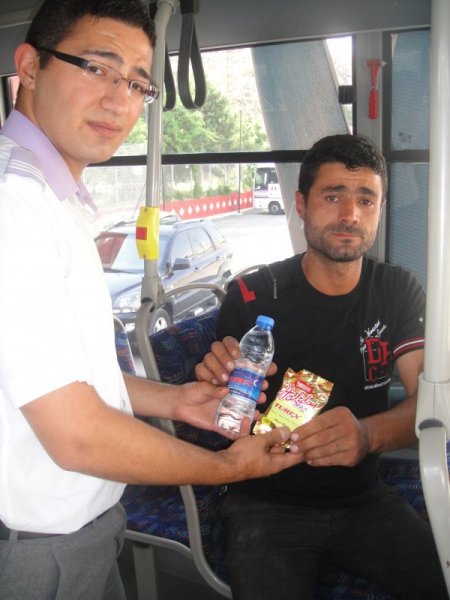 Özel Halk Otobüsünden İftar İkramı