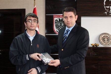 Özel İdare'den YGS'de derece yapan öğrenciye iPad ödülü