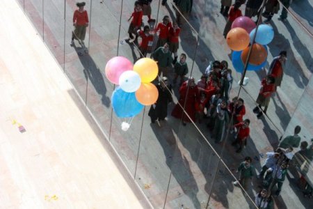 Özel İlkbahar İlköğretim Okulu öğrencileri yumurtaları paraşütle uçurdu