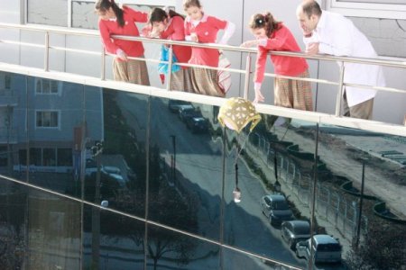 Özel İlkbahar İlköğretim Okulu öğrencileri yumurtaları paraşütle uçurdu