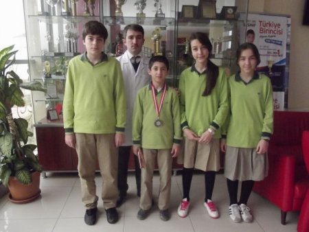 Özel İrem öğrencileri, proje yarışmasından bronz madalya ile döndü