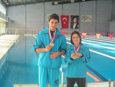 Özel Kızılırmak yüzmede altınları topladı