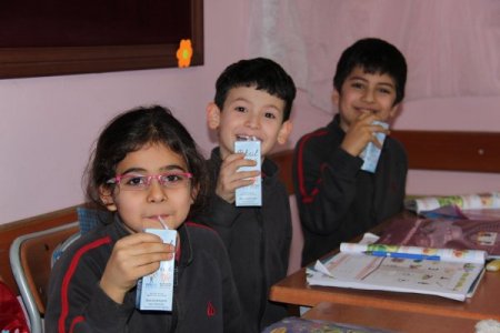 Özel okullar okul sütü dağıtımından memnun