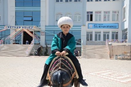 Özel Reyhan’dan miniklere boyama şenliği