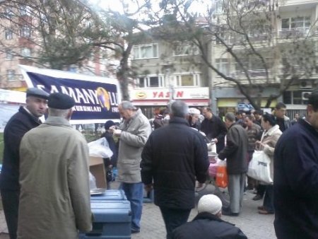 Özel Samanyolu Eğitim Kurumları 7 Bin Kişiye Aşure Dağıttı