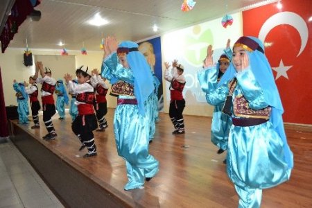 Özel Toros Finike Koleji öğrencileri anneleri için program düzenledi