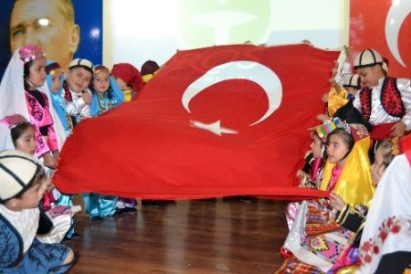 Özel Toros Finike Koleji öğrencileri anneleri için program düzenledi