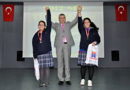 Özel Ufuk Eğitim Kurumları öğrencilerini ödüle boğdu