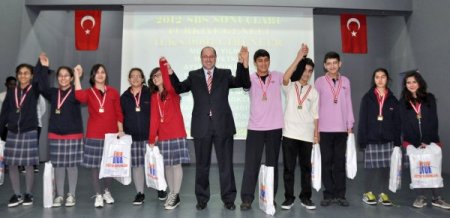 Özel Ufuk Eğitim Kurumları öğrencilerini ödüle boğdu