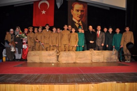Özel Zuhal İlköğretim, 'Geçit Vermez Çanakkale' Oyununu Sahneledi
