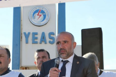 Özelleştirme karşıtı işçiler ihale salonunu bastı